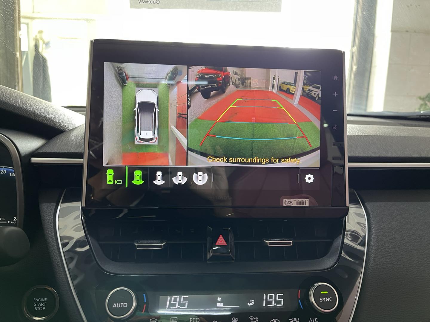 Toyota Corolla Cross 2024 giá từ 820 triệu tại Việt Nam: Màn hình to, phanh điện tử, 'đồ chơi' hiện đại không kém xe Hàn - Ảnh 10