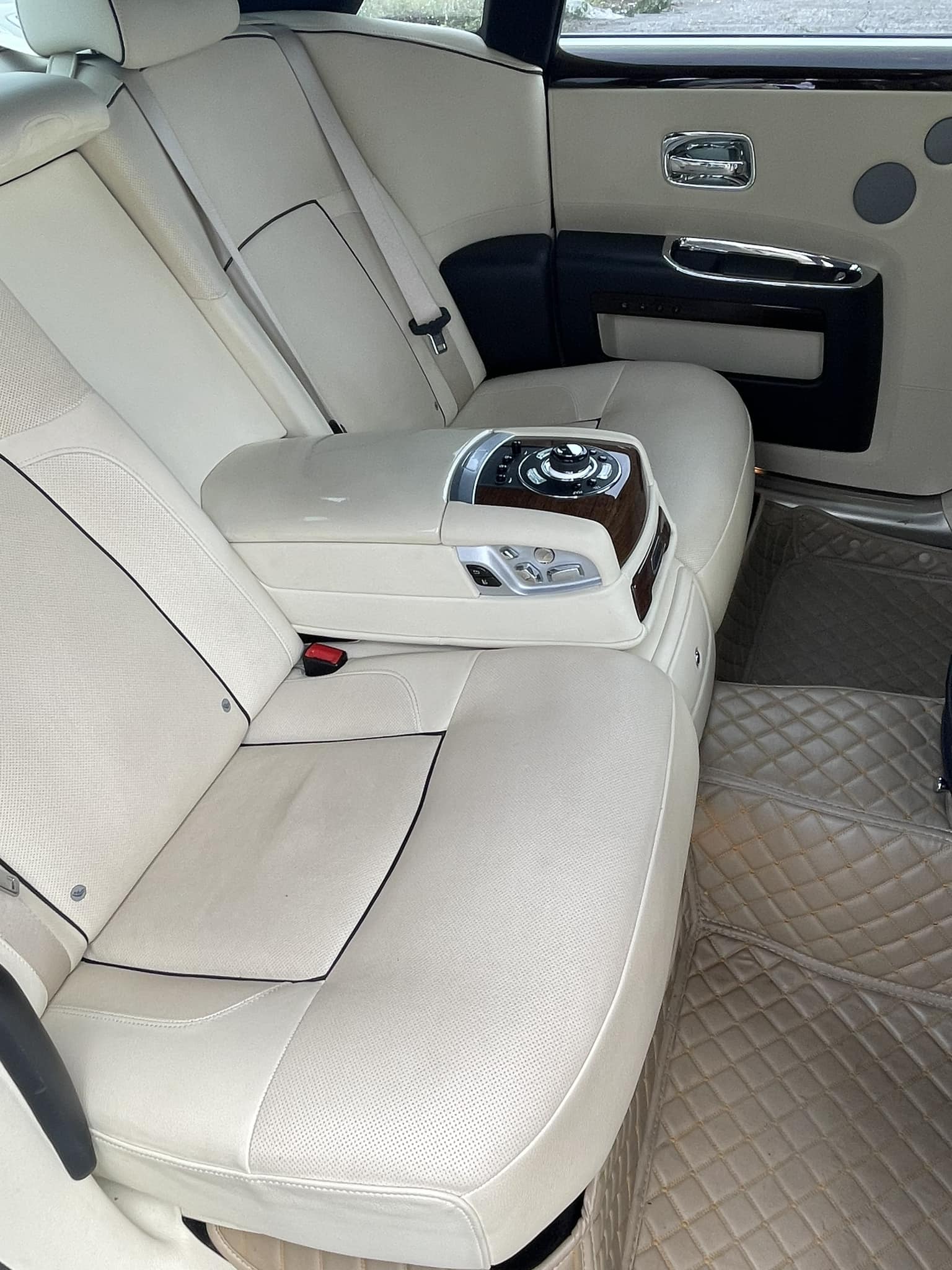 Rolls-Royce Ghost 11 năm tuổi độ kit như bản 2024: Rao bán 10 tỷ đồng nhưng có điểm dễ khiến khách đặt câu hỏi - Ảnh 10