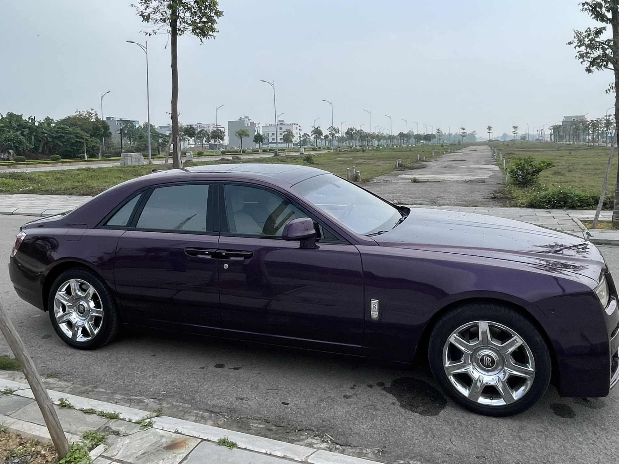 Rolls-Royce Ghost 11 năm tuổi độ kit như bản 2024: Rao bán 10 tỷ đồng nhưng có điểm dễ khiến khách đặt câu hỏi - Ảnh 1