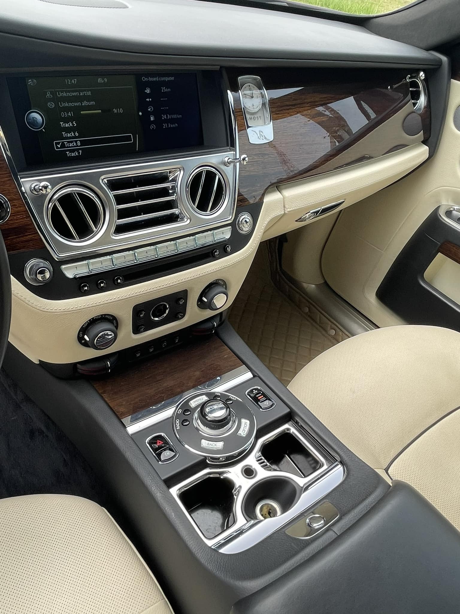 Rolls-Royce Ghost 11 năm tuổi độ kit như bản 2024: Rao bán 10 tỷ đồng nhưng có điểm dễ khiến khách đặt câu hỏi - Ảnh 8