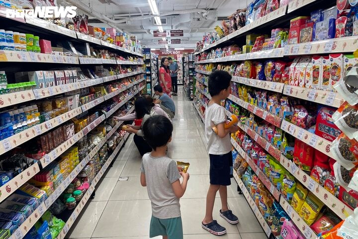 Siêu thị tích hàng, khuyến mại rầm rộ hút khách mua sắm dịp nghỉ lễ 30/4 - Ảnh 8
