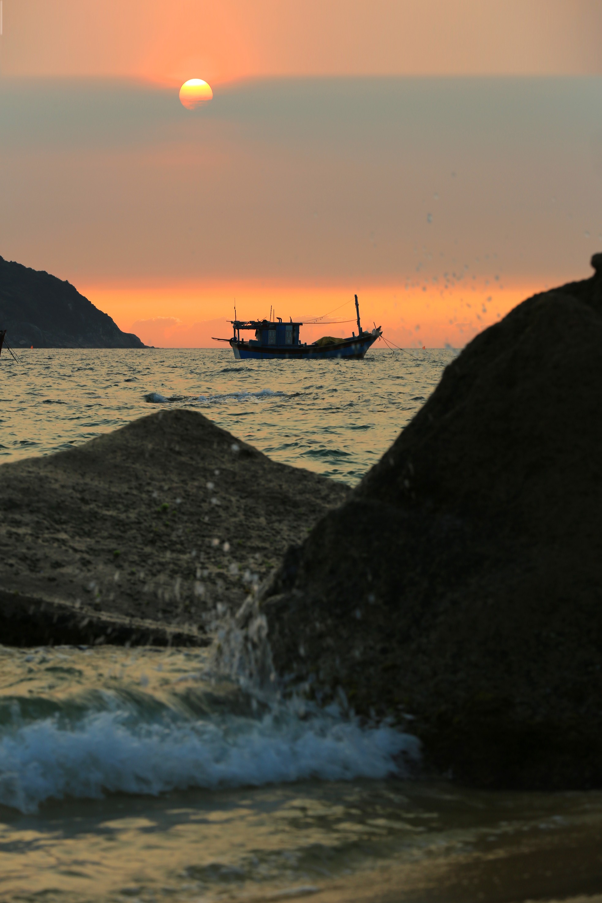 Độc lạ 'bến đèn pin' buôn bán hải sản sớm tinh mơ - Ảnh 15