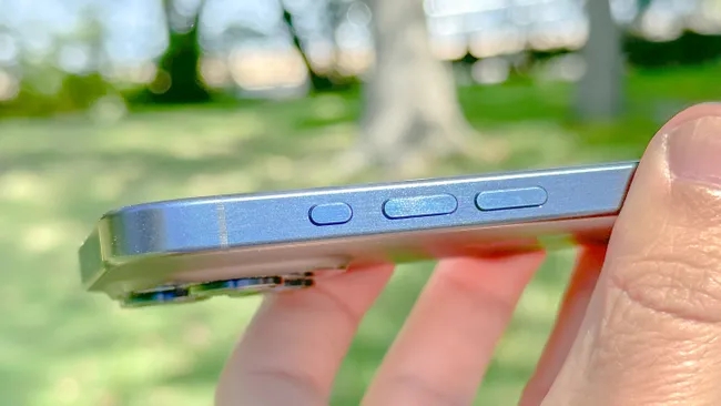 Năm 2024 rồi mà iPhone vẫn có quá nhiều nút bấm, nhìn rối cả mắt: Vì sao không chuyển hết thành cảm ứng? - Ảnh 1