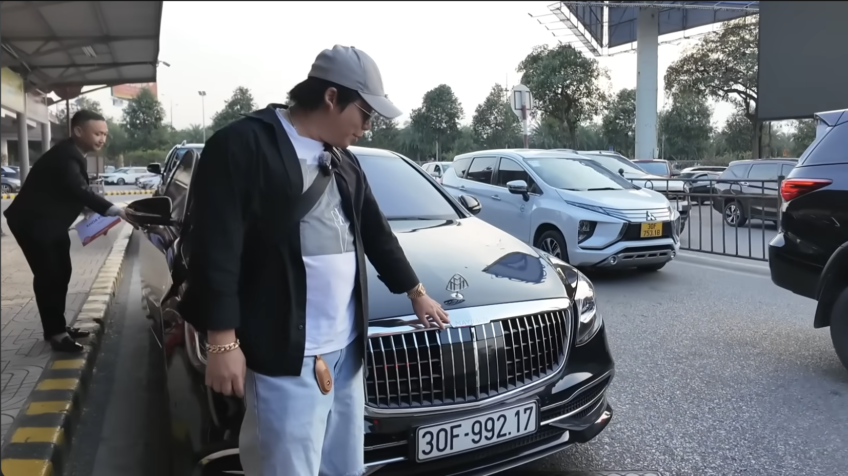 Chiếc Mercedes-Benz S-Class độ Maybach chở CEO Apple tại Hà Nội từng đưa đón Khoa Pug, nhiều lần dùng làm xe hoa - Ảnh 8