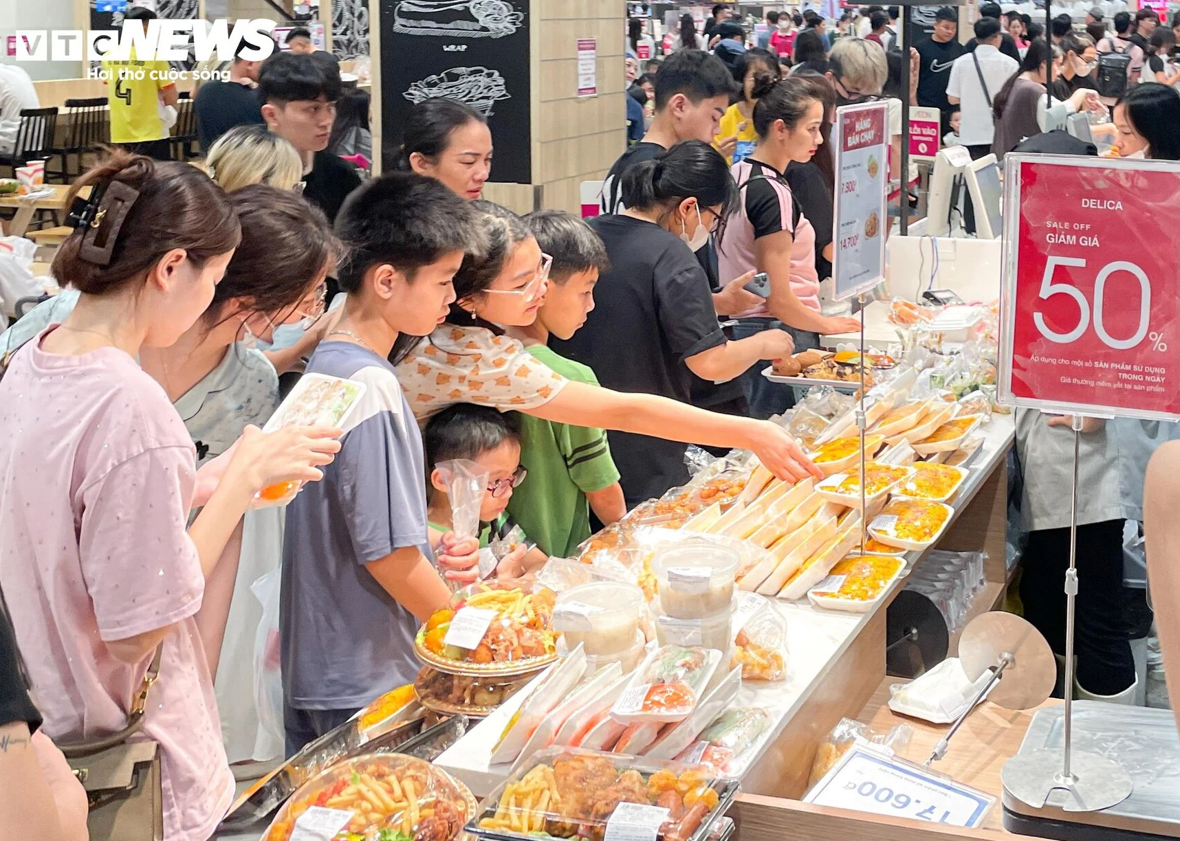 Dòng người đi mua sắm xuyên trưa, trung tâm thương mại Hà Nội tấp nập không ngớt - Ảnh 10