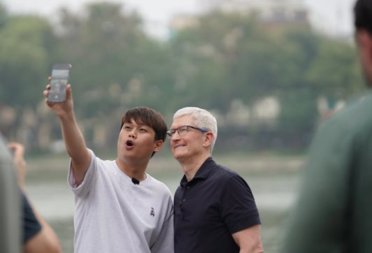 Chàng trai 9X vừa ‘check-in’ Hồ Hoàn Kiếm cùng Tim Cook: Idol TikTok 7,5 triệu follow, từng được Apple mời sang Mỹ tham dự sự kiện ra mắt iPhone 15 - Ảnh 1