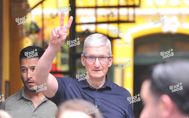 Tim Cook có mặt tại Hồ Hoàn Kiếm, giao lưu cùng Duy Thẩm và báo chí - Ảnh 1