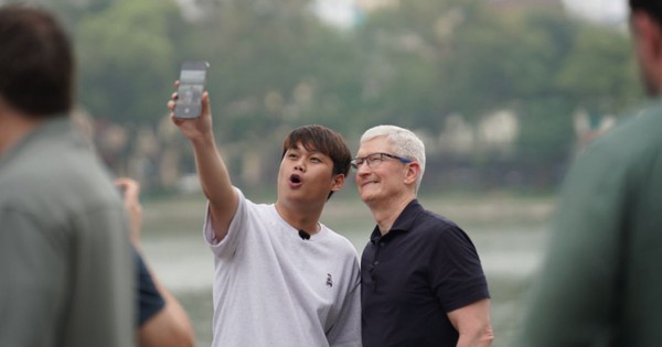 Tim Cook có mặt tại Hồ Hoàn Kiếm, giao lưu cùng Duy Thẩm và báo chí