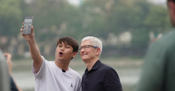 Chàng trai 9X vừa ‘check-in’ Hồ Hoàn Kiếm cùng Tim Cook: Idol TikTok 7,5 triệu follow, từng được Apple mời sang Mỹ tham dự sự kiện ra mắt iPhone 15