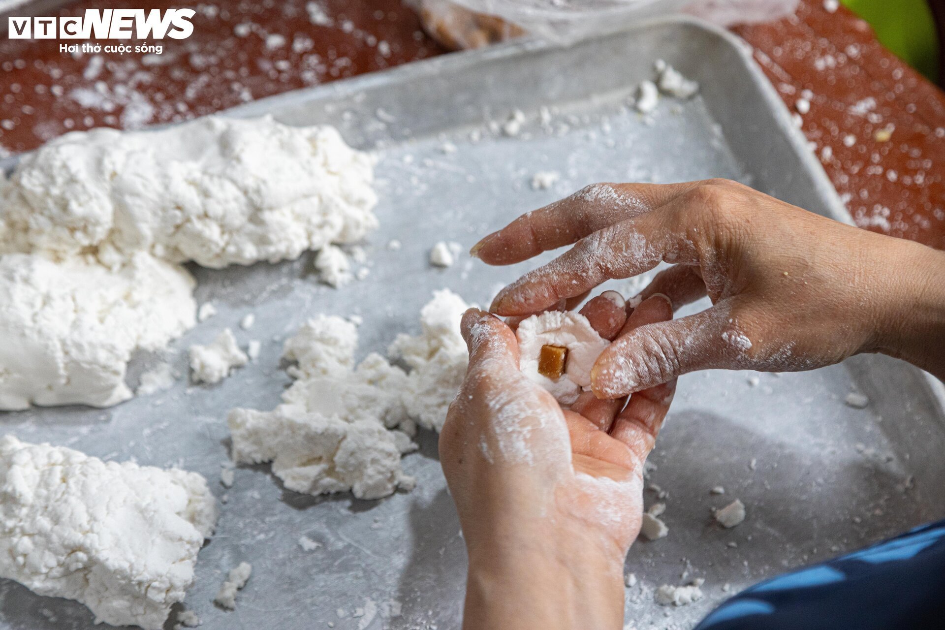 Người Hà Nội xếp hàng gần 2 tiếng chờ mua bánh trôi, bánh chay ngày Tết Hàn thực - Ảnh 9