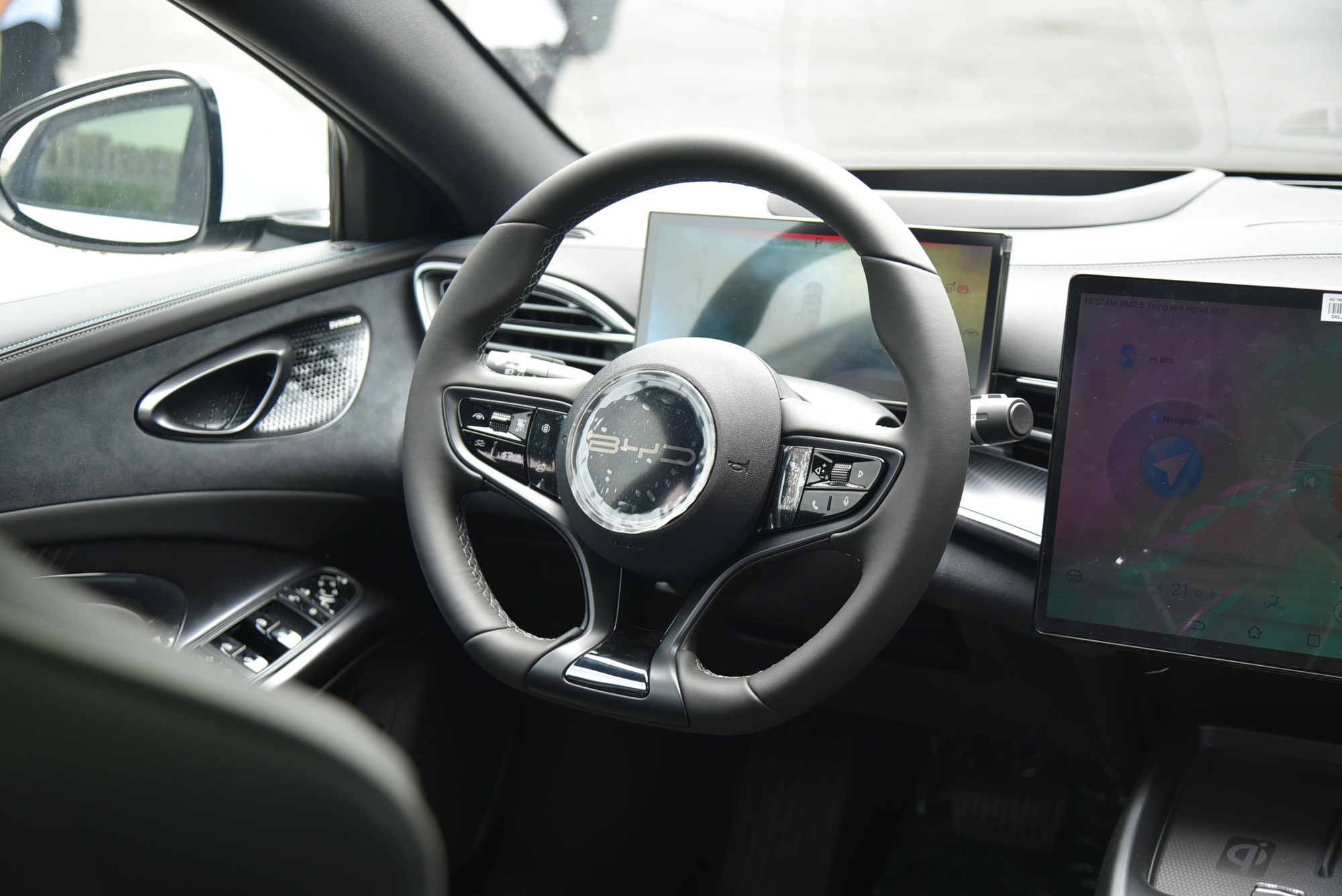 BYD Seal sắp về Việt Nam, bộ ảnh thực tế này cho thấy mẫu sedan ngang cỡ Camry này có gì 'hot' để chờ đợi - Ảnh 10