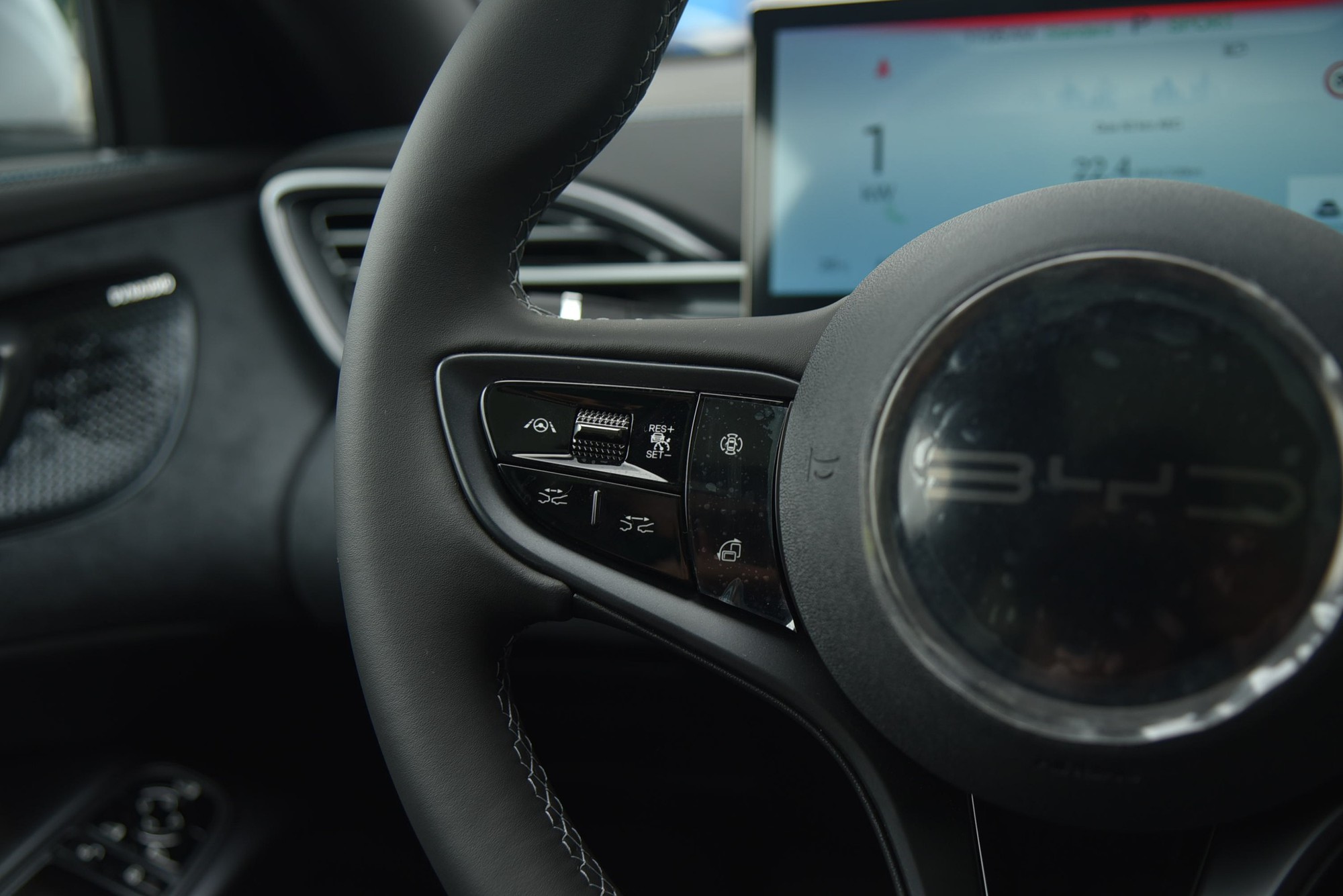 BYD Seal sắp về Việt Nam, bộ ảnh thực tế này cho thấy mẫu sedan ngang cỡ Camry này có gì 'hot' để chờ đợi - Ảnh 18