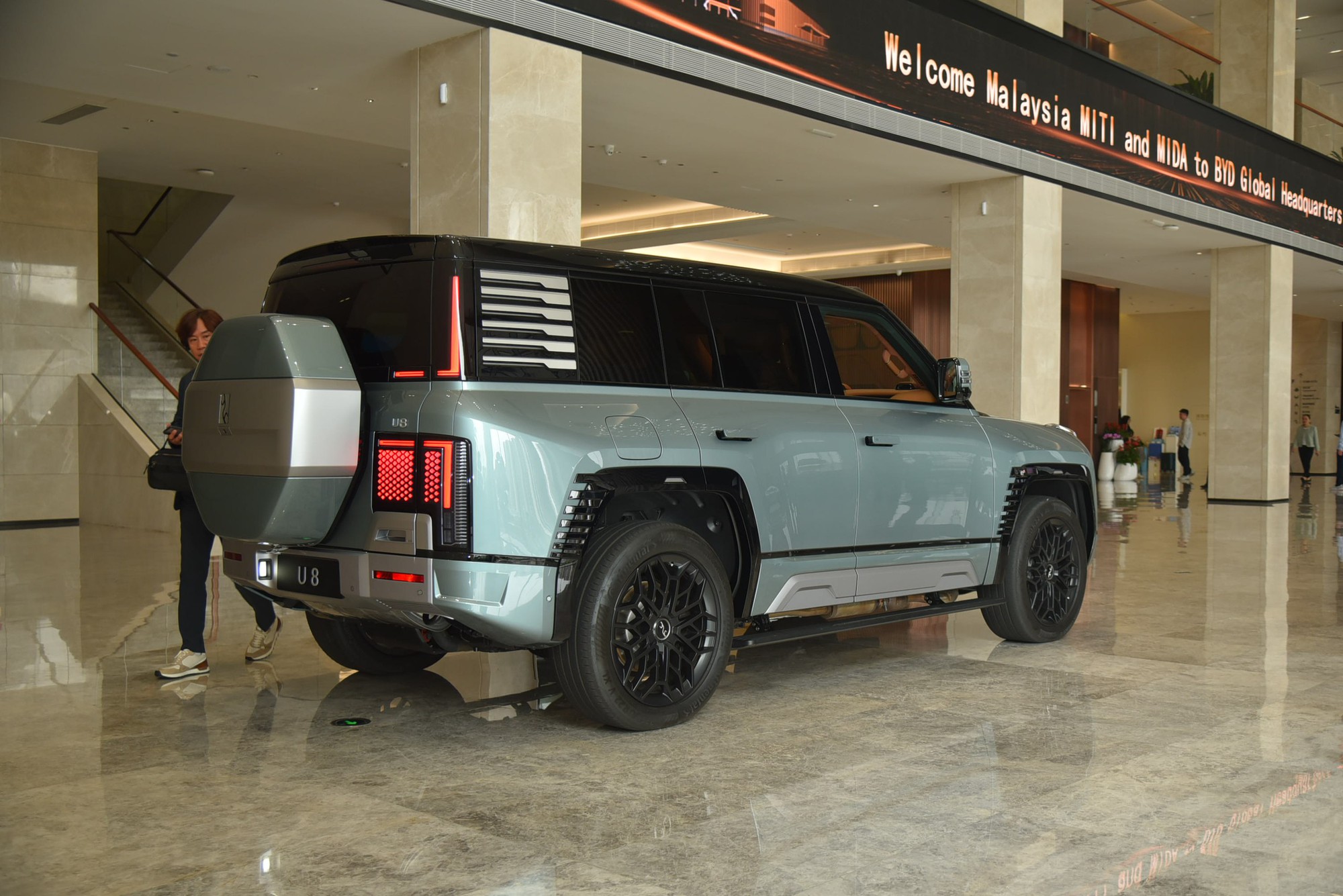 Khám phá ‘siêu SUV giá rẻ’ đấu Defender có thể về Việt Nam: Mạnh gần 1.200 mã lực, lội nước sâu 1m, chạy 1.000km mới phải sạc - Ảnh 8