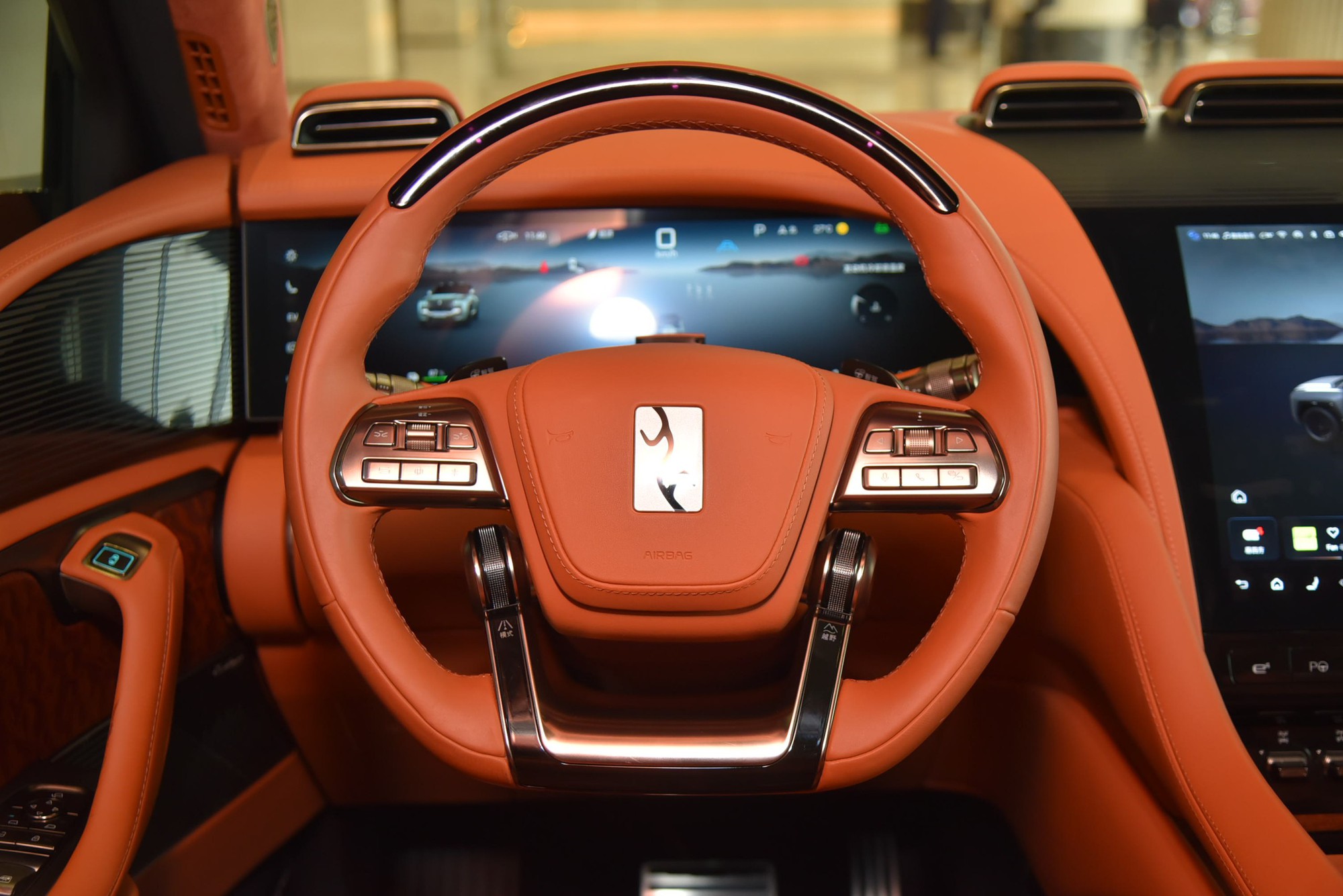 Khám phá ‘siêu SUV giá rẻ’ đấu Defender có thể về Việt Nam: Mạnh gần 1.200 mã lực, lội nước sâu 1m, chạy 1.000km mới phải sạc - Ảnh 16