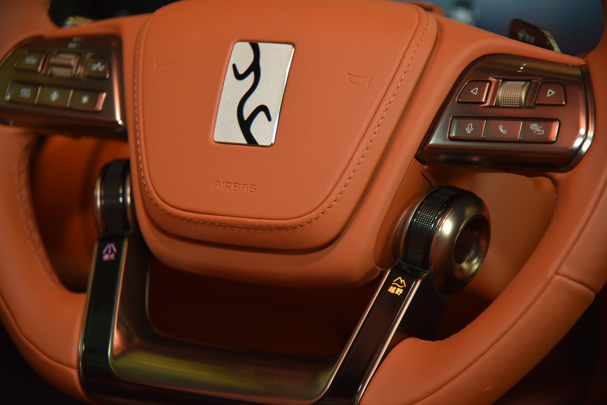 Khám phá ‘siêu SUV giá rẻ’ đấu Defender có thể về Việt Nam: Mạnh gần 1.200 mã lực, lội nước sâu 1m, chạy 1.000km mới phải sạc - Ảnh 21