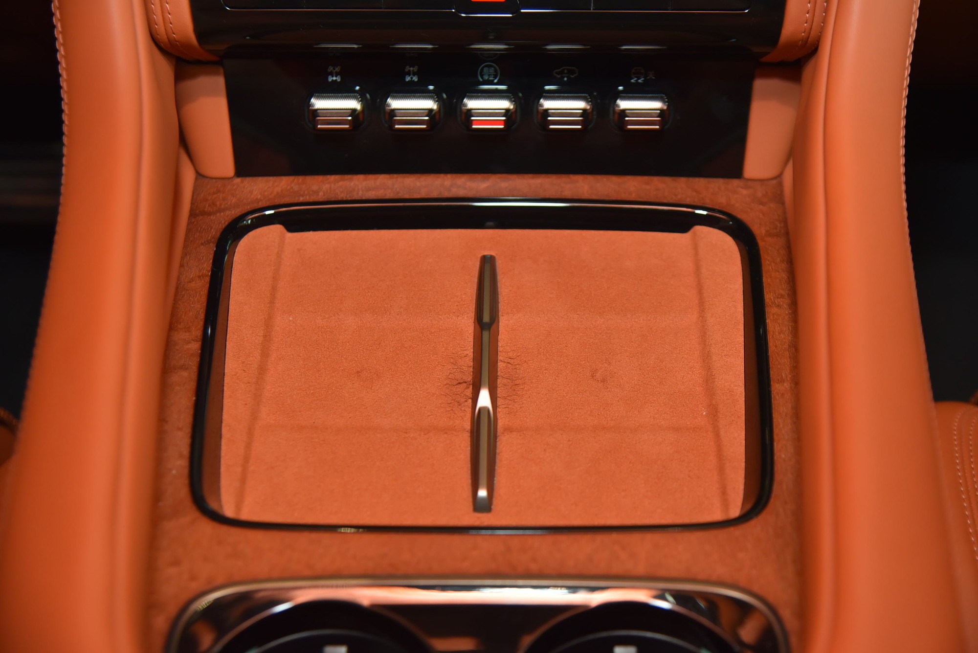 Khám phá ‘siêu SUV giá rẻ’ đấu Defender có thể về Việt Nam: Mạnh gần 1.200 mã lực, lội nước sâu 1m, chạy 1.000km mới phải sạc - Ảnh 22