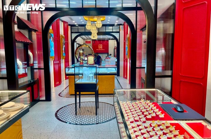 Thị trường Hà Nội trầm lắng trong ngày đấu thầu 16.800 lượng vàng - Ảnh 8