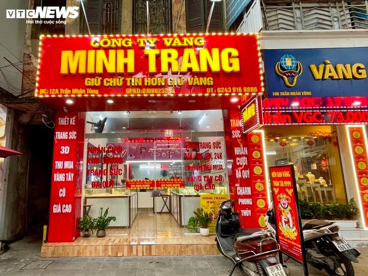 Thị trường Hà Nội trầm lắng trong ngày đấu thầu 16.800 lượng vàng - Ảnh 9