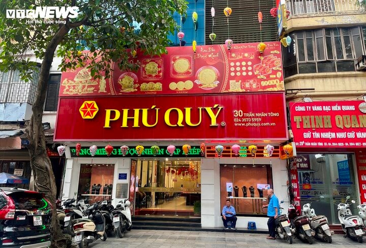 Thị trường Hà Nội trầm lắng trong ngày đấu thầu 16.800 lượng vàng - Ảnh 1