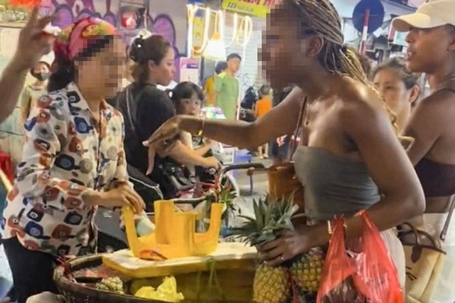 Thực hư thông tin nữ du khách nước ngoài bị "chặt chém" 3 quả dứa giá 500.000 đồng - Ảnh 1