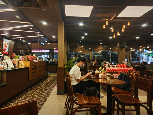 Quán cà phê không dám tăng giá vì sợ mất khách - Ảnh 1