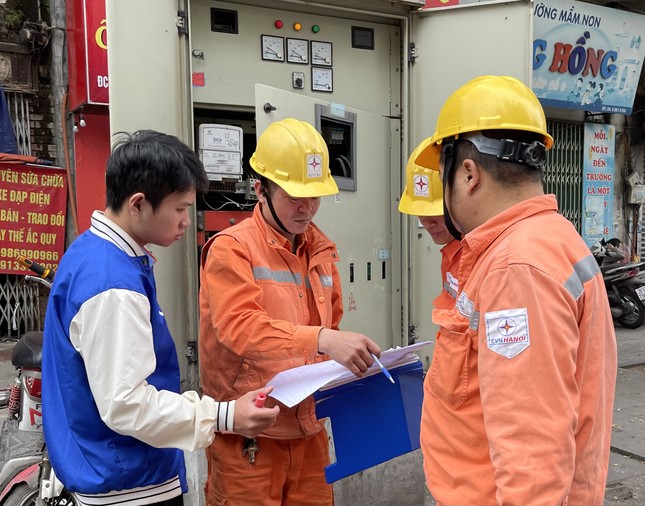 Chưa vào hè tiêu thụ điện tăng chóng mặt - Ảnh 1