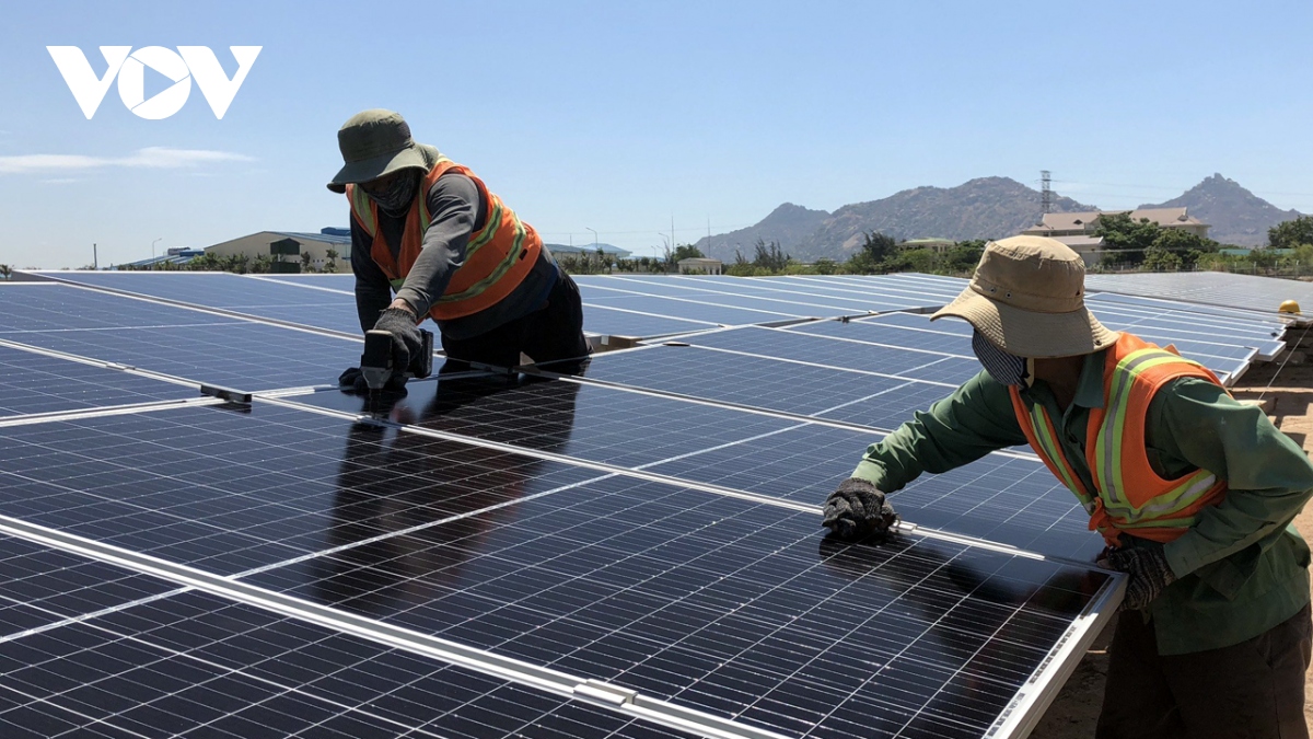 Bộ Công Thương nói gì về điện mặt trời mái nhà giá 0 đồng khi bán lên lưới? - Ảnh 1