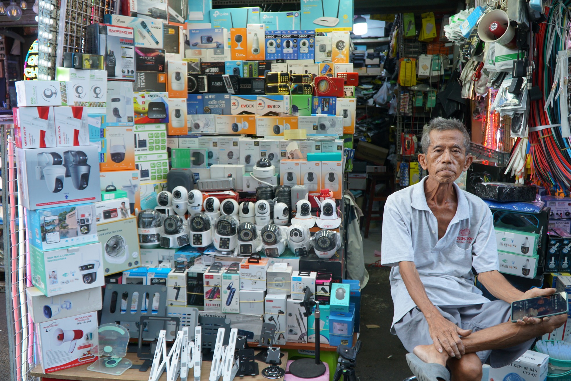 Phố điện máy, điện tử đầu tiên ở TPHCM có gì? - Ảnh 9