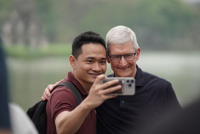 Tim Cook có mặt tại Hồ Hoàn Kiếm, giao lưu cùng Duy Thẩm và báo chí - Ảnh 4
