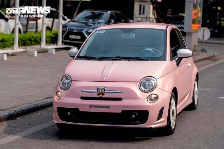 'Soi' xe Fiat 500 mới tậu của Hòa Minzy - Ảnh 3