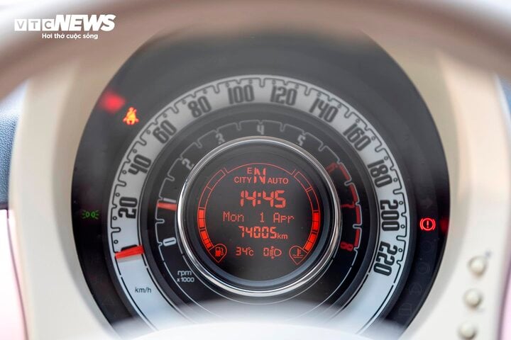 'Soi' xe Fiat 500 mới tậu của Hòa Minzy - Ảnh 14