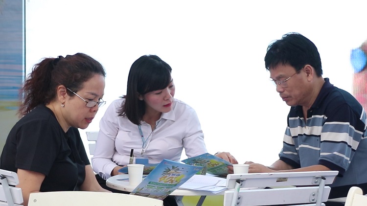 Khách ‘chật vật’ tìm phòng, ‘né’ giá vé máy bay tăng cao dịp nghỉ lễ 30/4 và 1/5 - Ảnh 2