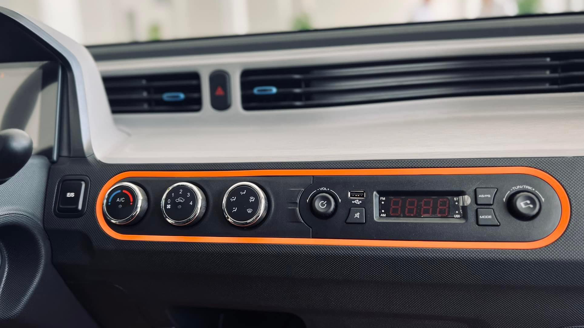 Wuling Mini EV giảm giá thấp nhất còn 189 triệu tại đại lý trước khi mẫu mới về, rẻ ngang 2 chiếc SH 160i bản ‘base’ - Ảnh 4