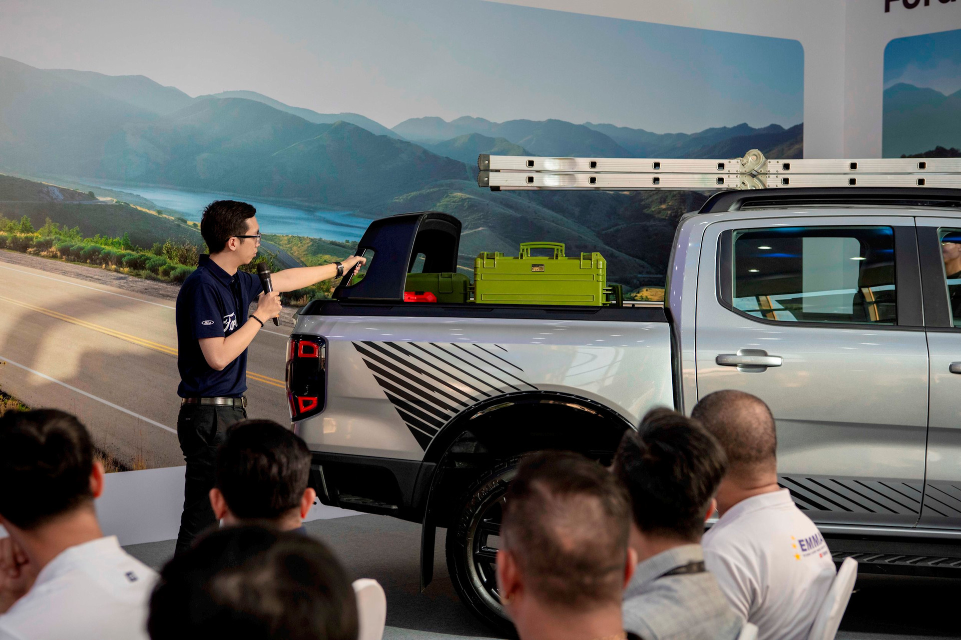 Định giá 1.039 tỷ, Ford Ranger Stormtrak có gì cho khách Việt? - Ảnh 7