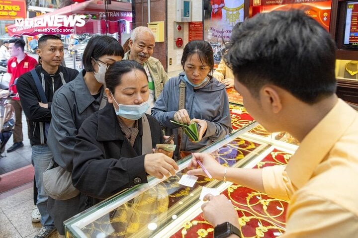 Chuyên gia: Thị trường vàng hiện rất rủi ro, không nên đầu tư 'tất tay' - Ảnh 1