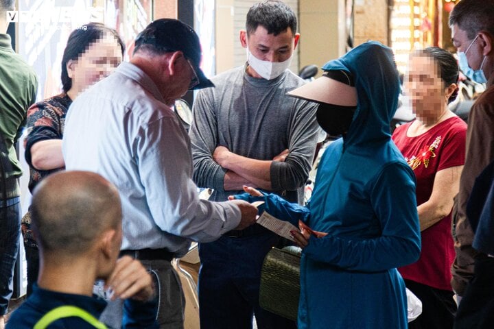 Giá vàng tăng phi mã, người dân mua bán trao tay ngay ngoài cửa tiệm - Ảnh 1