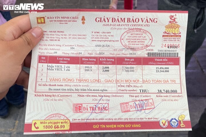 Giá vàng tăng phi mã, người dân mua bán trao tay ngay ngoài cửa tiệm - Ảnh 2