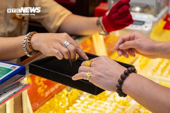 Chuyên gia: Thị trường vàng hiện rất rủi ro, không nên đầu tư 'tất tay' - Ảnh 2