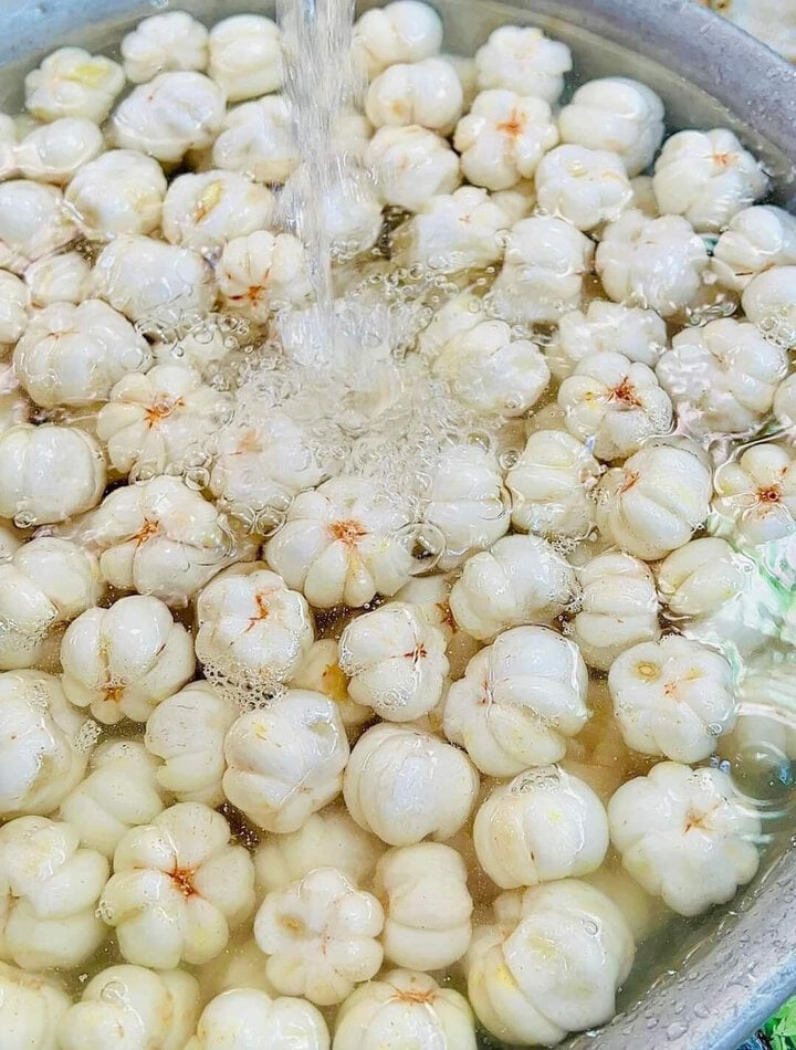 Gỏi gà măng cụt lại sốt, bà nội trợ chen nhau lên chợ mạng gom măng cụt xanh - Ảnh 2