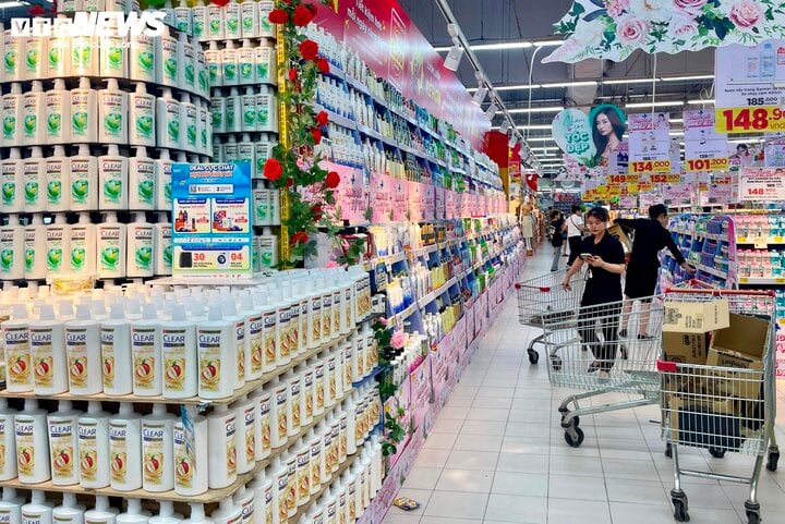 Siêu thị tích hàng, khuyến mại rầm rộ hút khách mua sắm dịp nghỉ lễ 30/4 - Ảnh 6