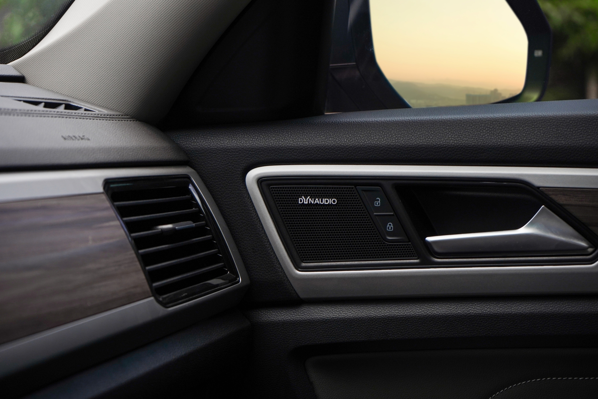 Volkswagen Teramont 'full option' ra mắt Việt Nam: Thêm trang bị cao cấp, bổ sung an toàn, giá rẻ hơn cả bản thường - Ảnh 10