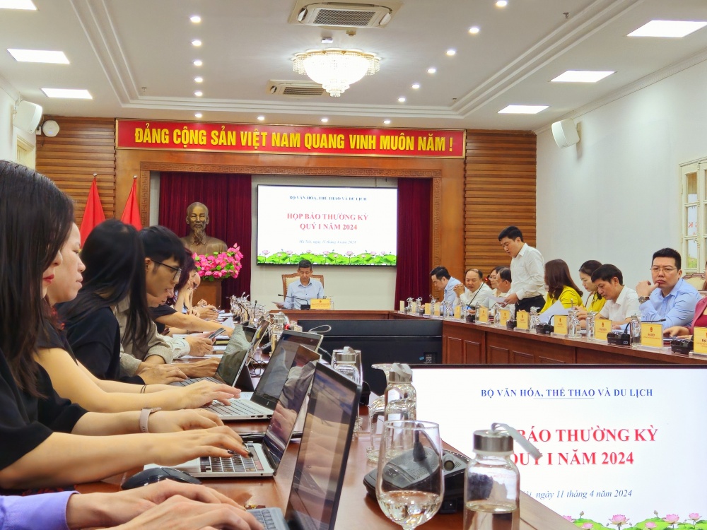 Nghịch lý: Giá vé máy bay tăng chóng mặt, nhiều người dân “rủ nhau” đi nước ngoài - Ảnh 2