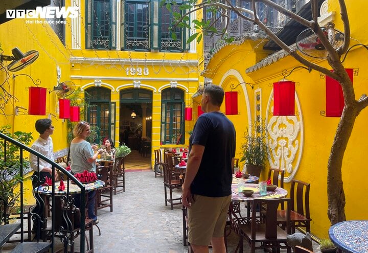 Nhân viên nhà hàng bất ngờ, phấn khích khi Tim Cook xuất hiện - Ảnh 5