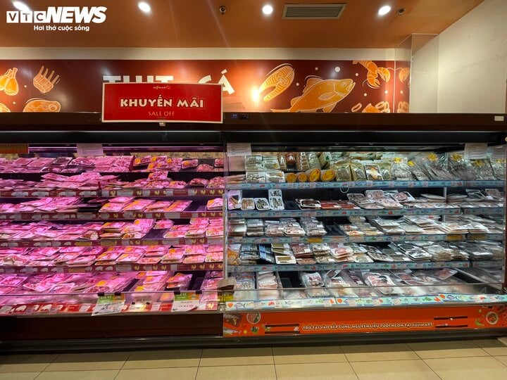 Siêu thị tích hàng, khuyến mại rầm rộ hút khách mua sắm dịp nghỉ lễ 30/4 - Ảnh 12