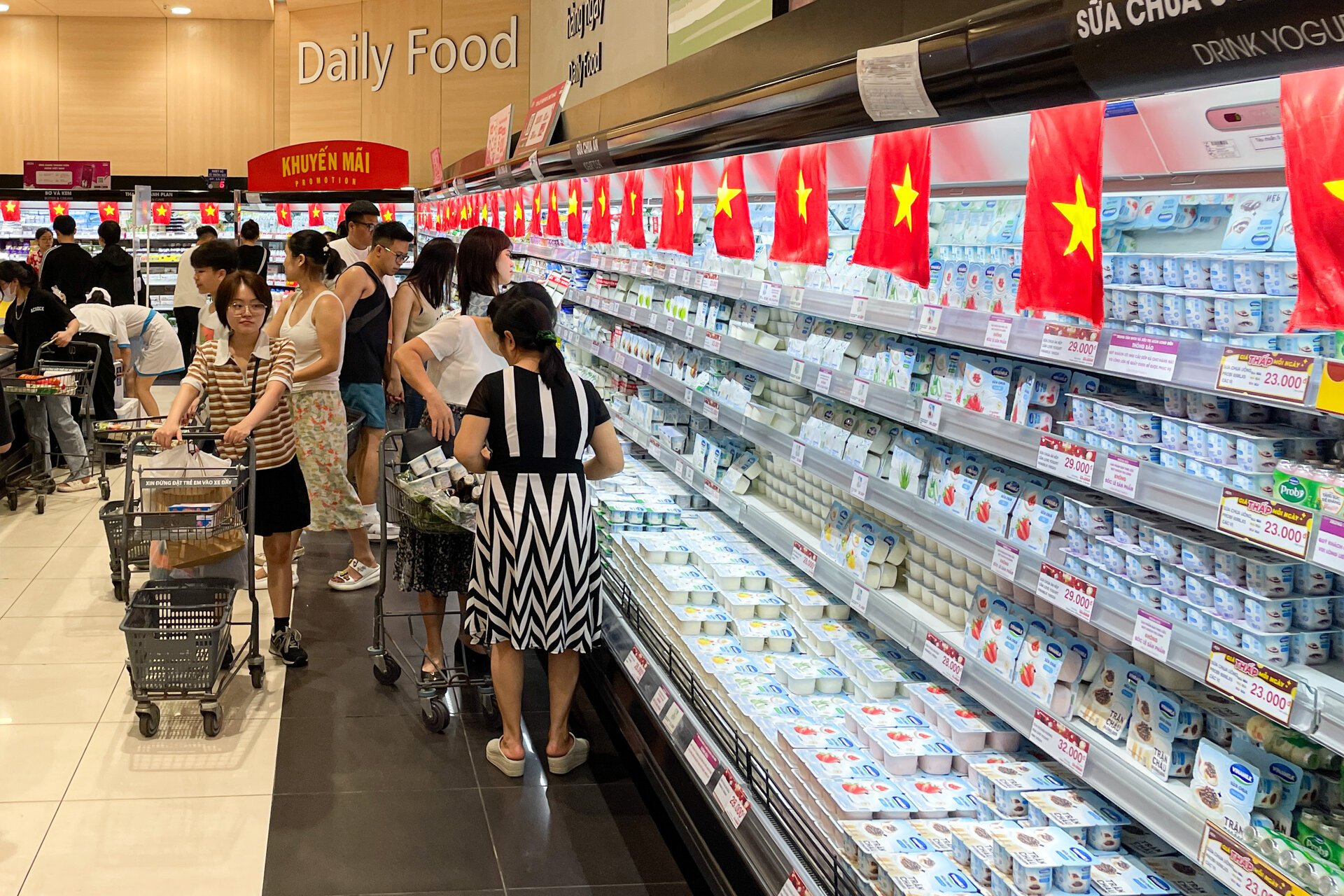 Dòng người đi mua sắm xuyên trưa, trung tâm thương mại Hà Nội tấp nập không ngớt - Ảnh 12