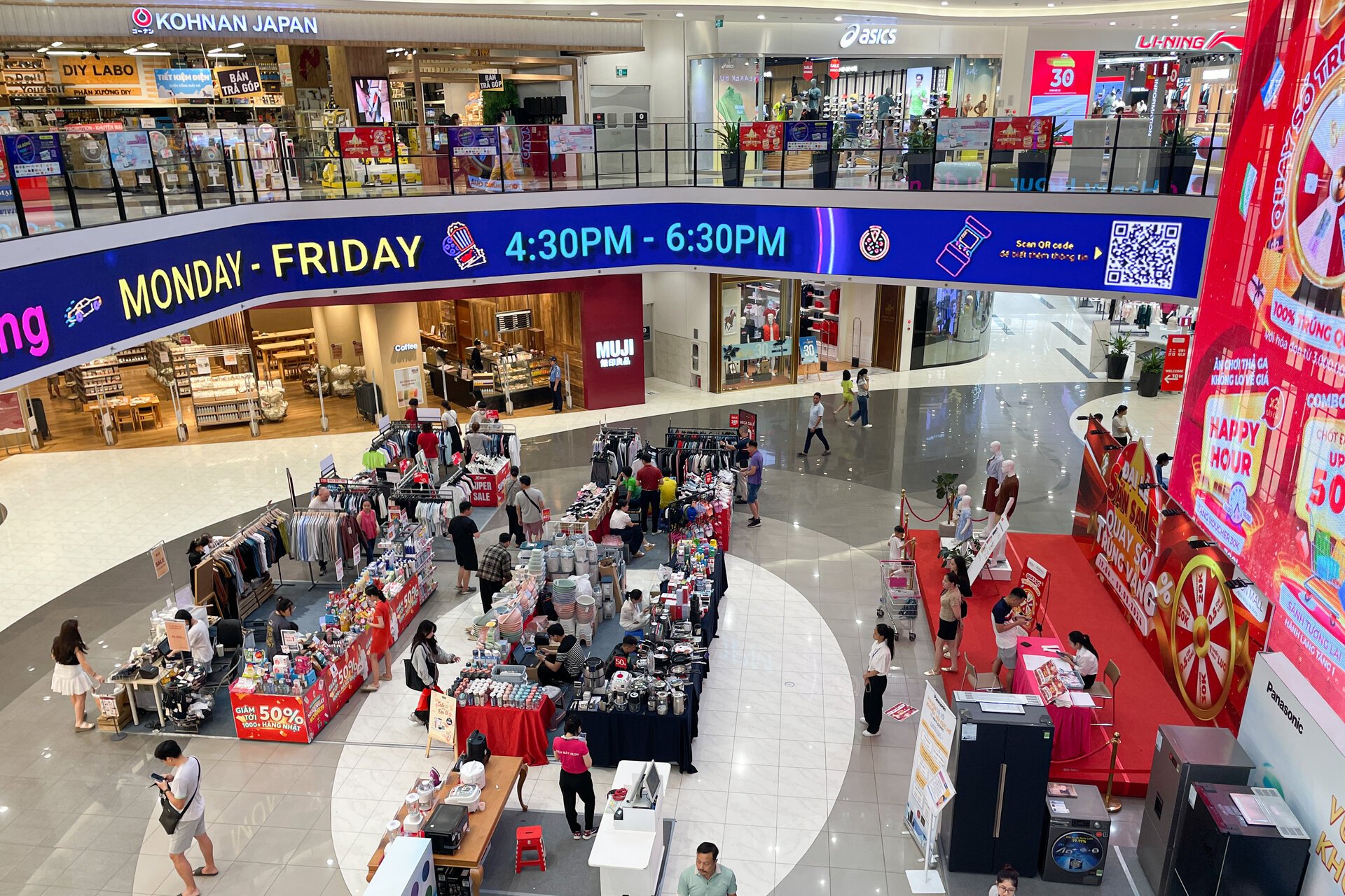 Dòng người đi mua sắm xuyên trưa, trung tâm thương mại Hà Nội tấp nập không ngớt - Ảnh 2