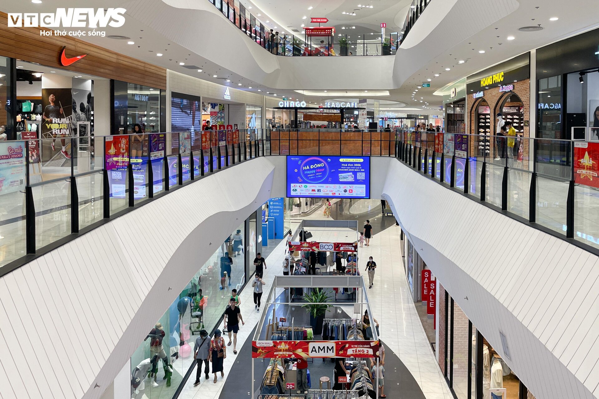 Dòng người đi mua sắm xuyên trưa, trung tâm thương mại Hà Nội tấp nập không ngớt - Ảnh 3