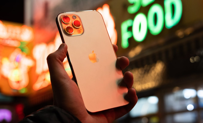 Hàng triệu người dùng iPhone đang cầm điện thoại sai cách! - Ảnh 1