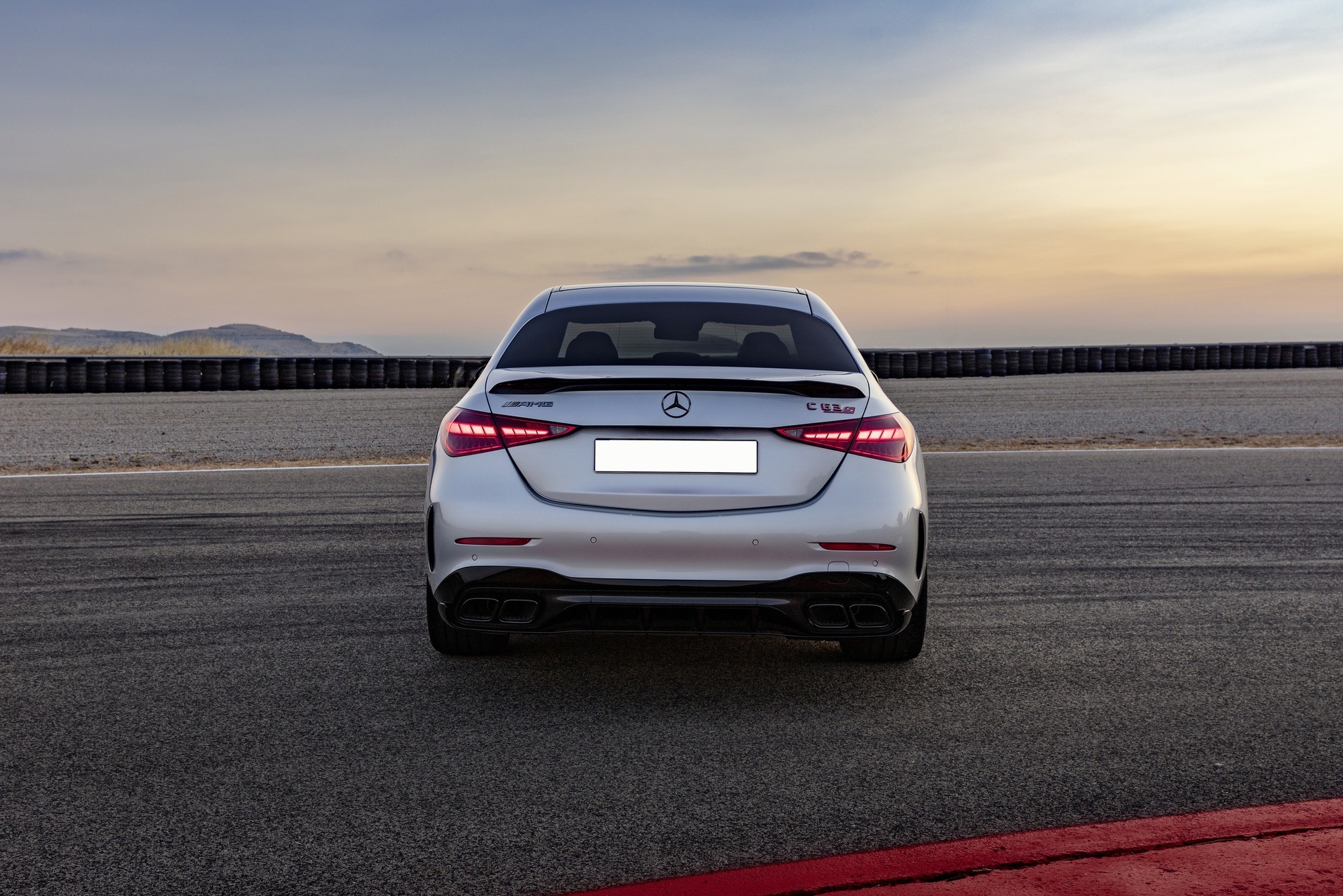 Mercedes-AMG C 63 S chốt lịch về Việt Nam với giá từ 4,9 tỷ: Mạnh 680 mã lực ngang siêu xe, có công nghệ từ xe đua F1 - Ảnh 6