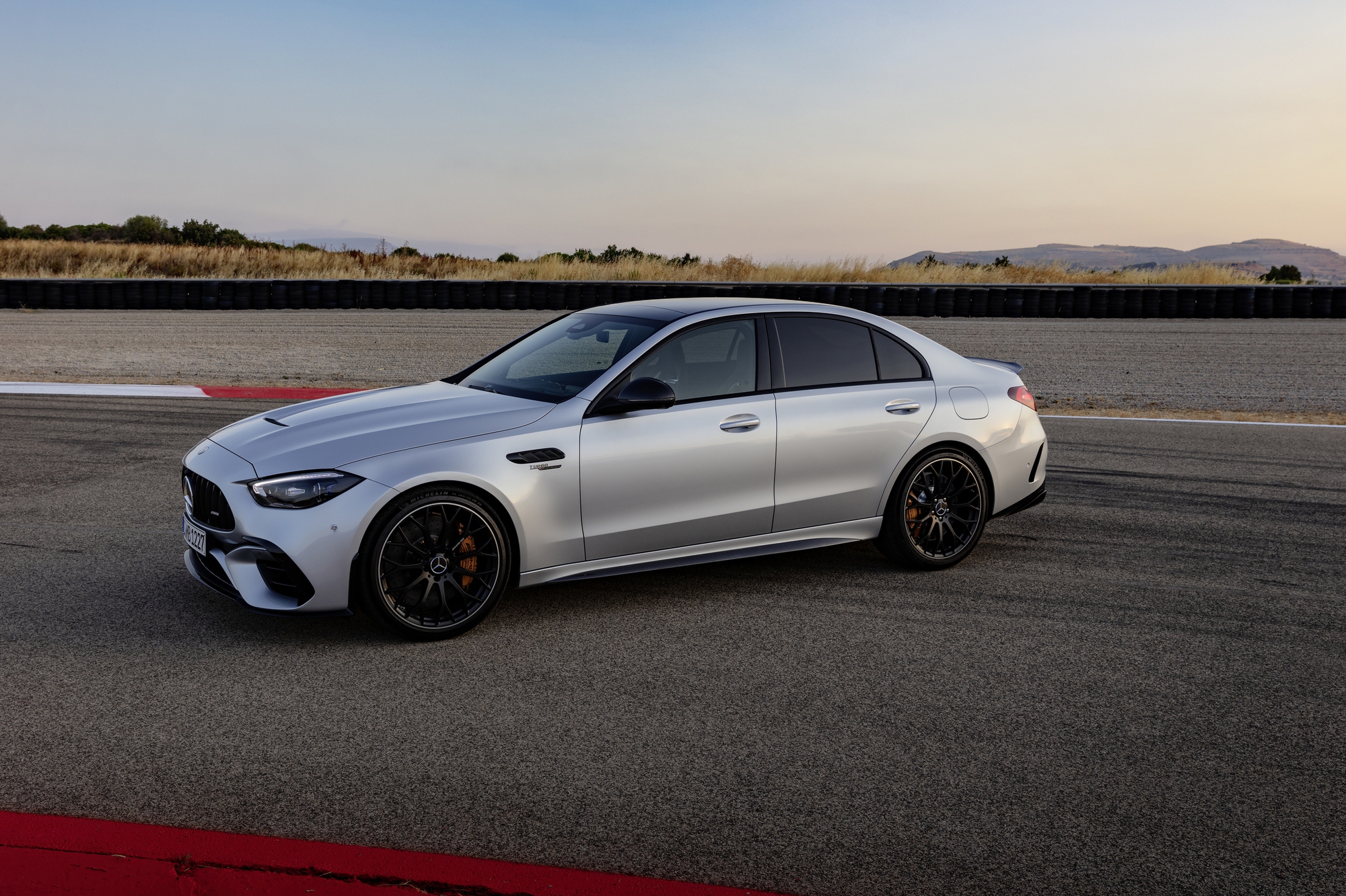 Mercedes-AMG C 63 S chốt lịch về Việt Nam với giá từ 4,9 tỷ: Mạnh 680 mã lực ngang siêu xe, có công nghệ từ xe đua F1 - Ảnh 1